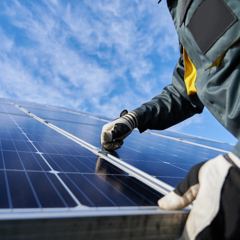 Zonnepanelen leggen op dak